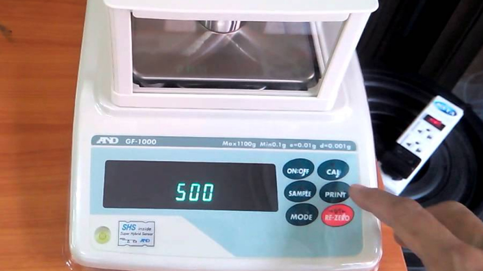 เครื่องชั่งน้ำหนักดิจิตอล  1100g AND MC-1000