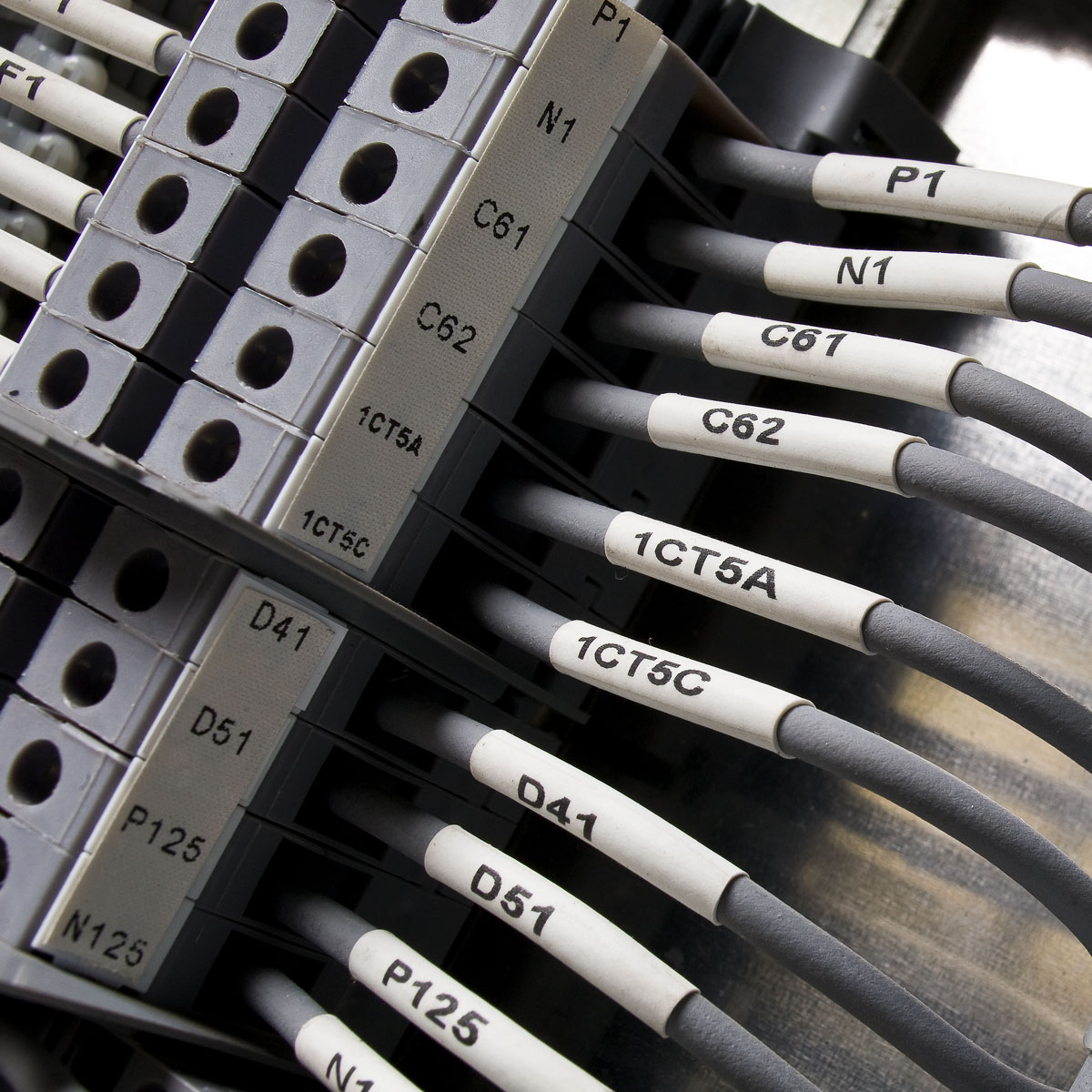 ลาเบลติดสายไฟแบบปลอก Brady polyolefin 28 to 20 gauge cable marking label